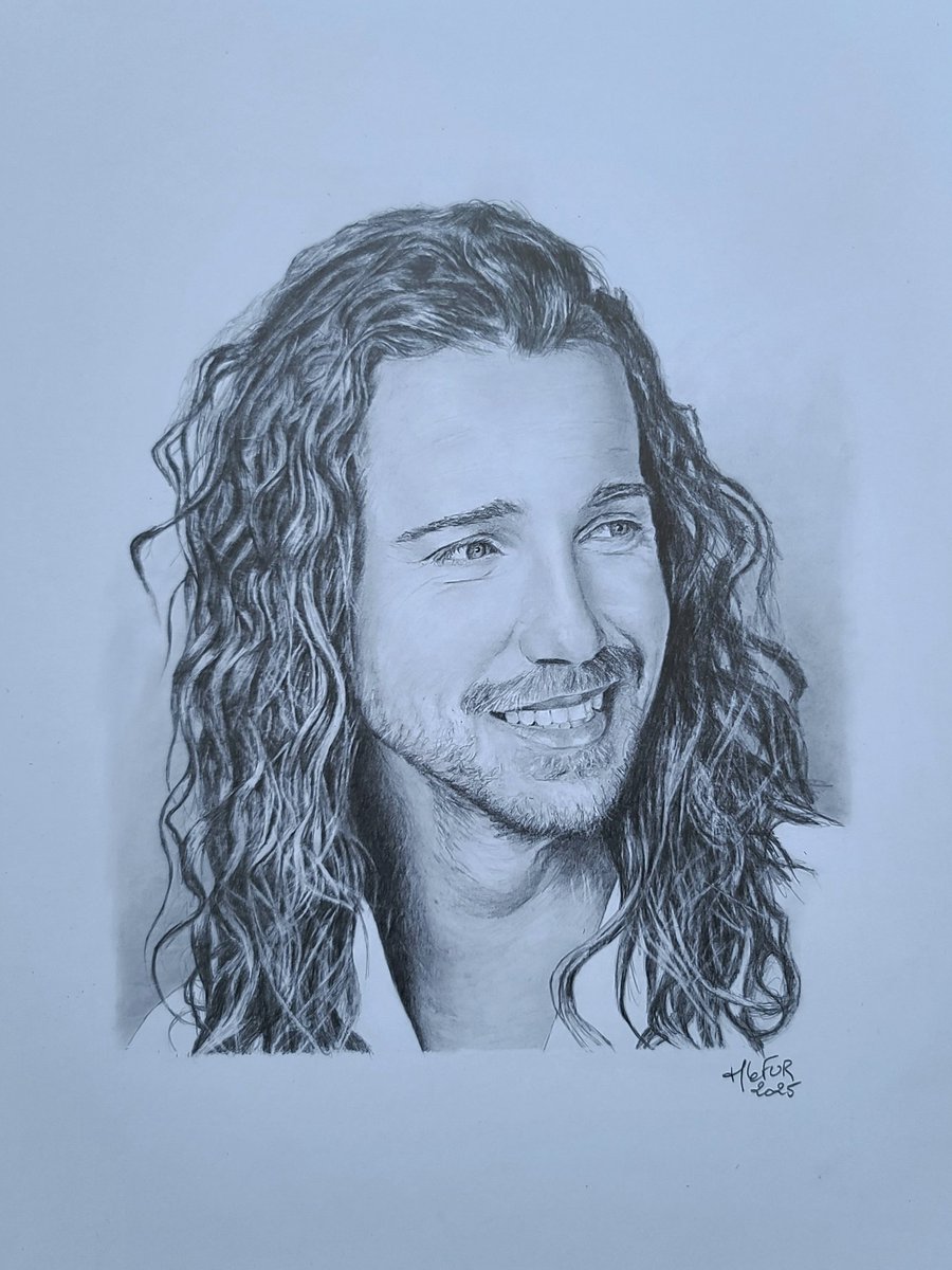 Julien Doré 
Dessin aux crayons graphite du 4h au 9b 
Sur feuille A3 Bristol 
D'après une photo de Goledzinowski