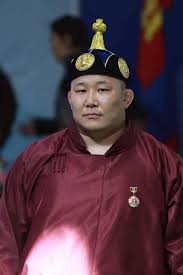 Батсуурь аварга шилдэх гэж цохихын, хавирах гэж өшиглөхийн. Бокстох гэж бгаа юм шиг хөөж гүйхийн. Бэртэлтэй хөлийг нь байнга өшиглөхийн.
Ийм болоод л овилгогүй гэх нь аргагүй л юм бна.