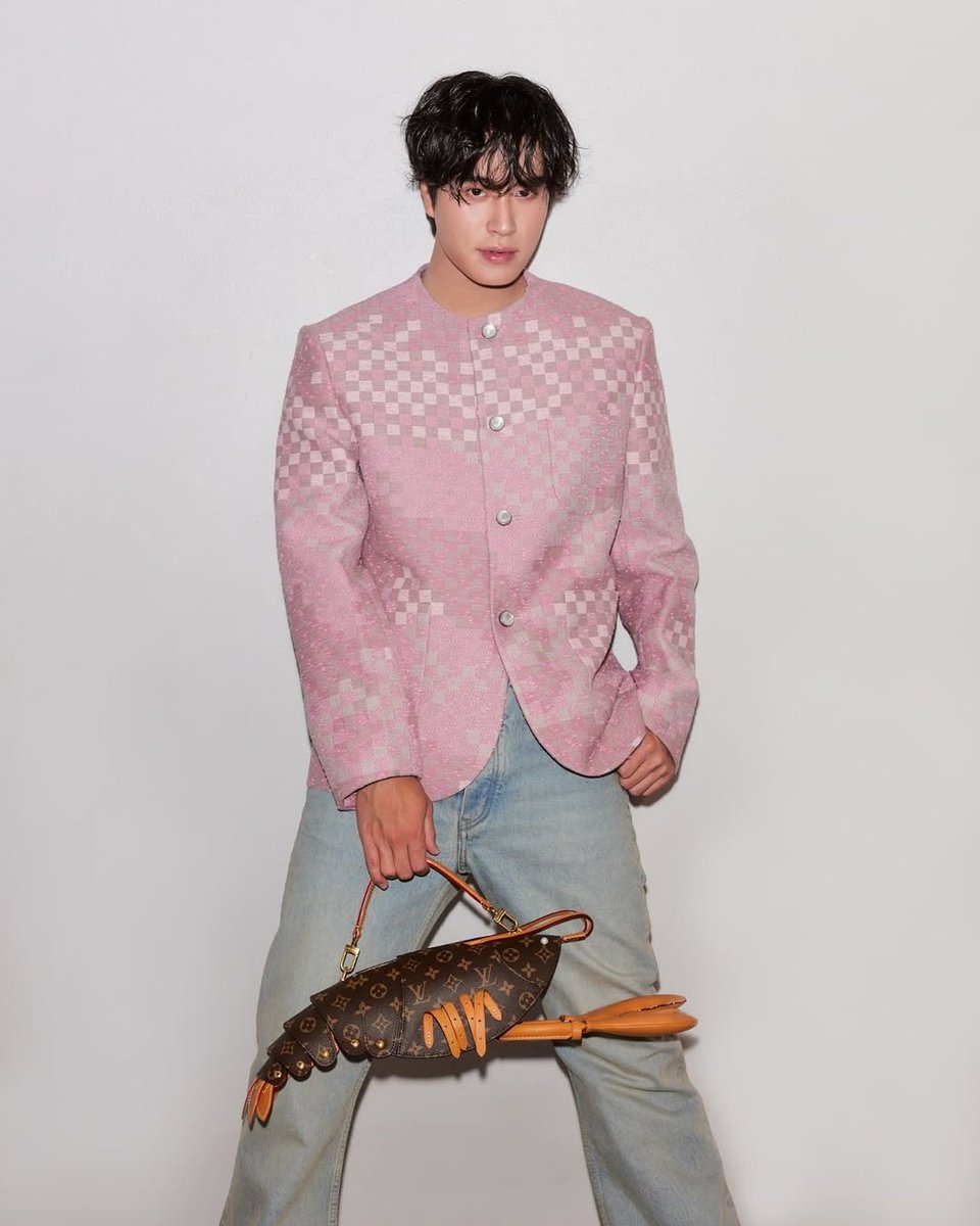 The outfit says “sweet,” bag says “try me”

GEMINI LV TRUNK SHOW BKK
#LVMenFW25 #louisvuitton
#Gemini_NT #เจมีไนน์ <a href="/gemini_ti/">gemini_nt</a>