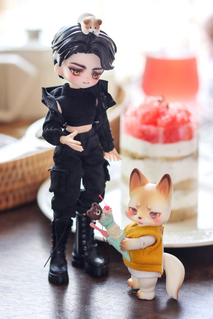 친해지는 중..🥲
새 식구는 항상 어려워..

쟈그마한 무영+축생 무영
#솜뭉치샵
#kumukuku