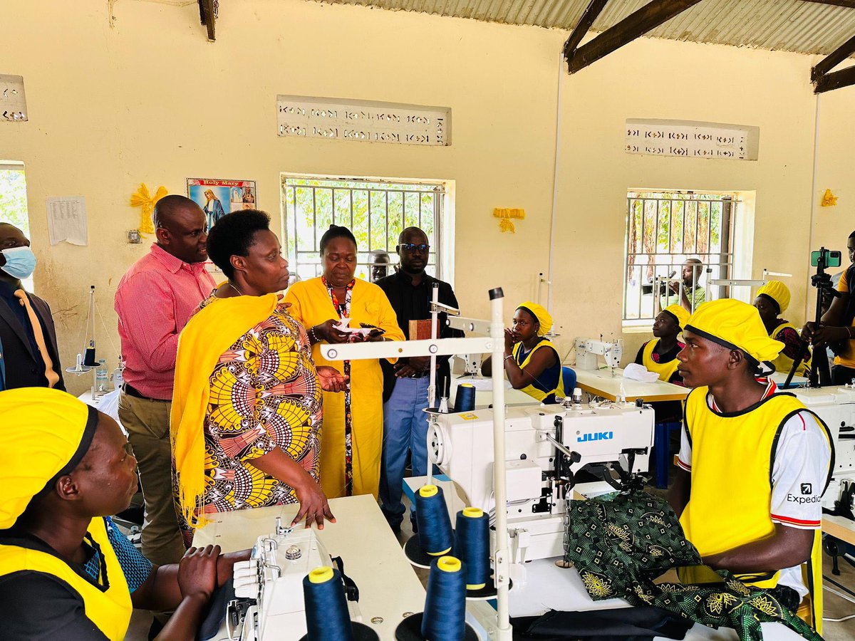 Kamukama פרדי1🇺🇬 (@kamukamafredie1) on Twitter photo The vice president HE <a href="/jessica_alupo/">Vice President Jessica Alupo</a>
Hon Ministers Balaam <a href="/BalaamBarugahar/">Barugahara Balaam Ateenyi.</a> &Hon <a href="/NankabirwaRS/">Ruth Nankabirwa Ssentamu</a> inspecting some of the classrooms with various items made by Katakwi youths Network who are aquiring these various industrial skills at St stephen skilling centre in Katakwi. The vice president HE <a href="/jessica_alupo/">Vice President Jessica Alupo</a>
Hon Ministers Balaam <a href="/BalaamBarugahar/">Barugahara Balaam Ateenyi.</a> &Hon <a href="/NankabirwaRS/">Ruth Nankabirwa Ssentamu</a> inspecting some of the classrooms with various items made by Katakwi youths Network who are aquiring these various industrial skills at St stephen skilling centre in Katakwi.