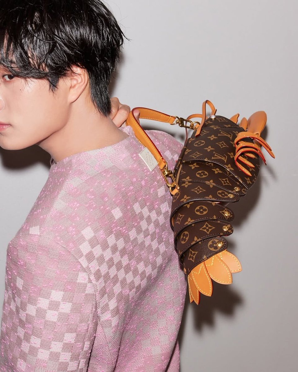 When Gemini walks in Louis, the world takes a second to breathe

GEMINI LV TRUNK SHOW BKK
#LVMenFW25 #louisvuitton
#Gemini_NT #เจมีไนน์ <a href="/gemini_ti/">gemini_nt</a>