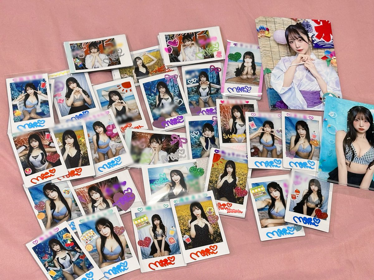 購入リンク🩷https://t.co/sTGrOQNVHi

5枚特典からの撮り下ろしブロマイド
チラ見せです📷❤️

2枚目は
15枚特典の限定アクスタとステッカー♡

3枚目は 去年の #夏の宿題チェキ ✨💖
クリスマスや春チェキでも言われたけど
どんどんデコ上手になってるらしい💭
今年も愛情込めて描かせていただきます! https://t.co/hDp2KWMXYK