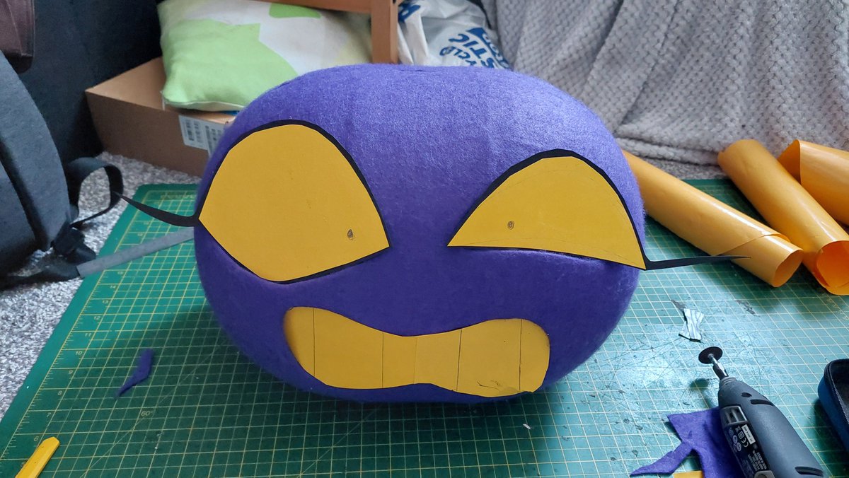 CosplayEmerald's tweet image. Bringing Jax's agony into real life! 8 hours of work and we're almost there! Next step is to insert mesh fabric into the eyes for vision, and add some minor details. He's going to blush!
#TheAmazingDigitalCircus #jaxTADC