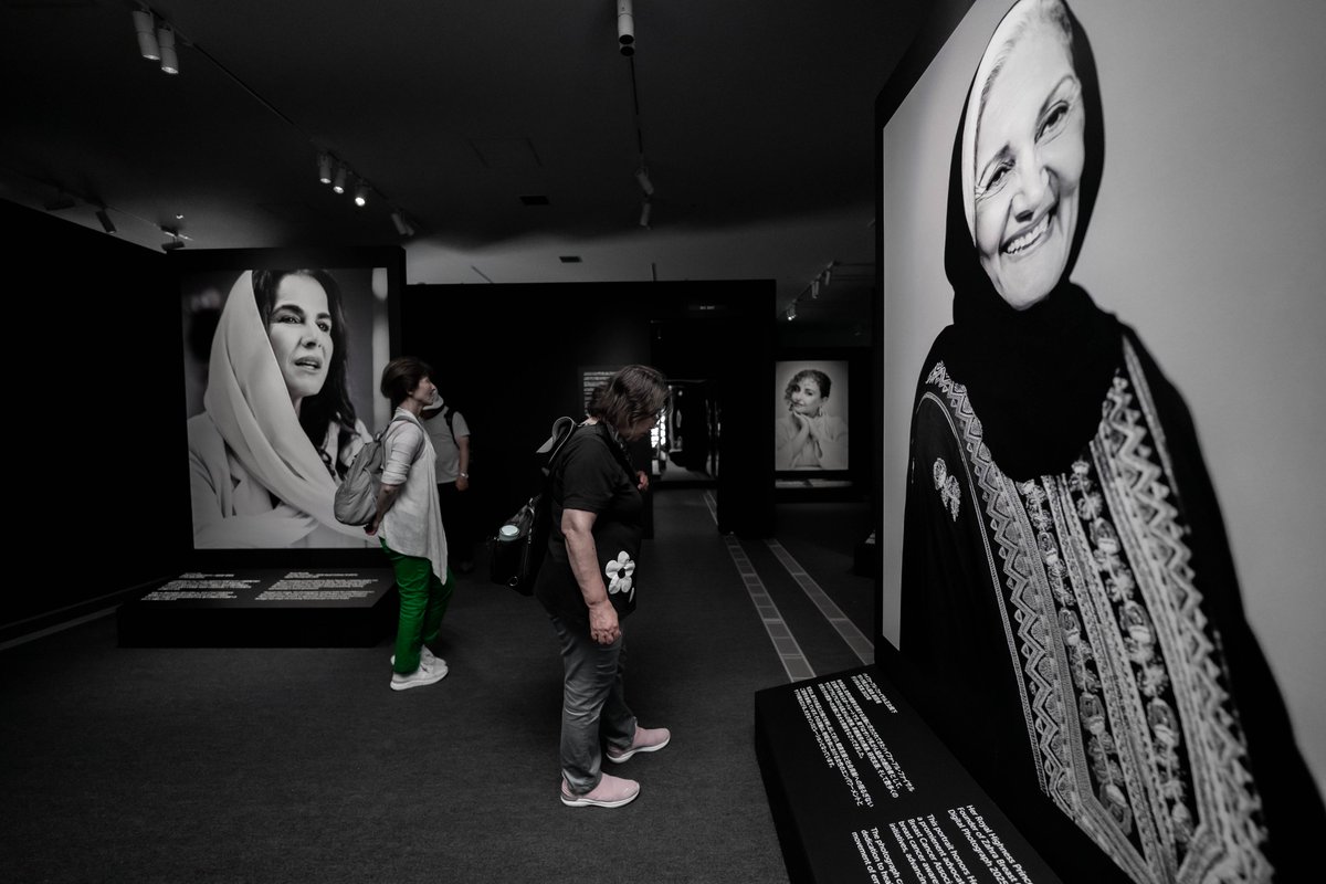 GAbalkhail's tweet image. الحمدلله - لي الشرف بأن أكون من بين النساء السعوديات اللواتي احتفى بهن معرض Her Influence في جناح المملكة بـ #السعودية_في_إكسبو2025 في شهر يونيو. المعرض كان يُبرز قصص سيدات رائدات، ويجسد من خلال الصور وسرد بصري معاصر روح القيادة، والإلهام، والتغيير.
ممتنة بأن أكون جزءًا من هذا…