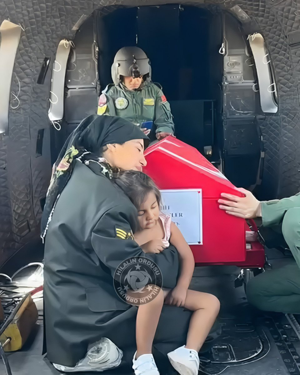 Sözler masada,
oysa yürek burada paramparça.
