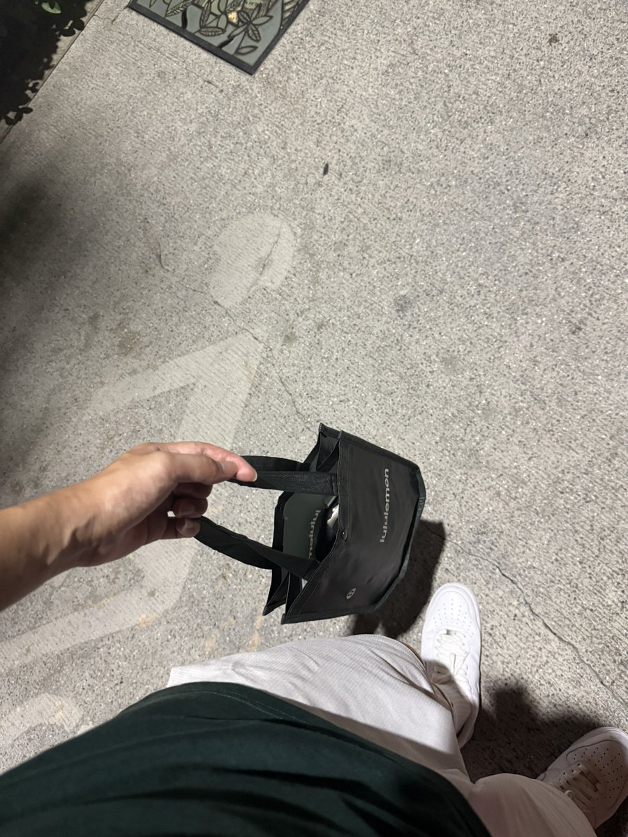 ：這間就是朴敘俊代言的那款
：喔那我拿這兩件好了🤡