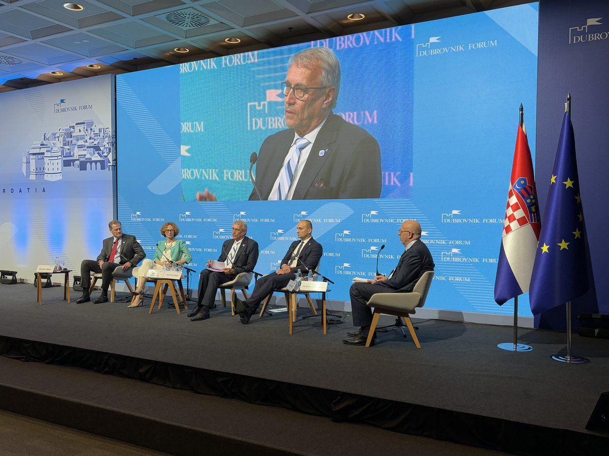Nejzajímavějším momentem panelu “Enhancing Europe’s Defence Capabilities: Challenges and Opportunities” bylo opakované ujištění amerického kongresmana Michaela Turnera, že “Amerika z Evropy nikam neodchází”. Neexistuje žádná spolehlivější ochrana před nepřáteli demokracie a