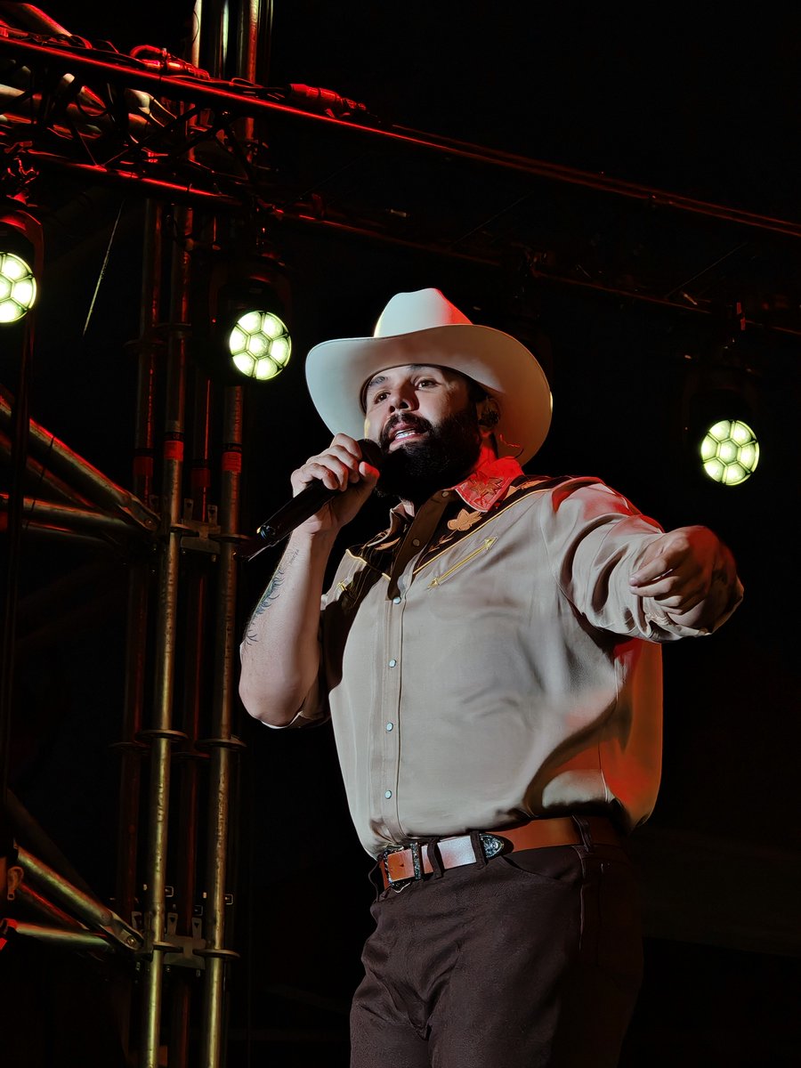 ¡Carín León monta una fiesta en Plaza de España! musicaentodosuesplendor.es/2025/07/carin-…