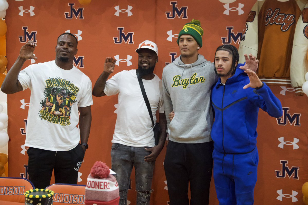 Along The Wire (@bdammone) on Twitter photo #RealGreedy <a href="/Greedy_Elite/">Elite House</a> coaches and <a href="/Jaedens21/">Jaeden servantez</a> w/<a href="/Jordan_clay11/">Jordan Clay 4⭐️</a> at his commitment. #ATW #satxhsfb #SicEm #RealGreedy <a href="/Greedy_Elite/">Elite House</a> coaches and <a href="/Jaedens21/">Jaeden servantez</a> w/<a href="/Jordan_clay11/">Jordan Clay 4⭐️</a> at his commitment. #ATW #satxhsfb #SicEm