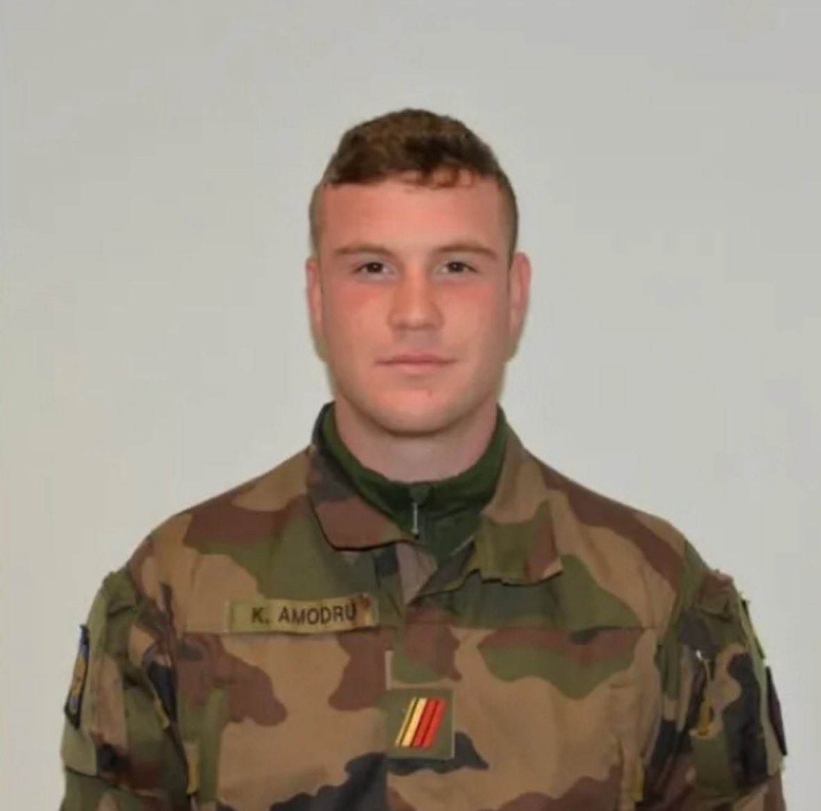 Dans la nuit du 10 au 11 juillet à Clermont-Ferrand, deux militaires hors service, ont été victimes de la barbarie, poignardés au ventre et au cou.

C’est avec une profonde tristesse que nous apprenons aujourd’hui le décès du caporal-chef Kévin Amodru, âgé de 28 ans, des suites