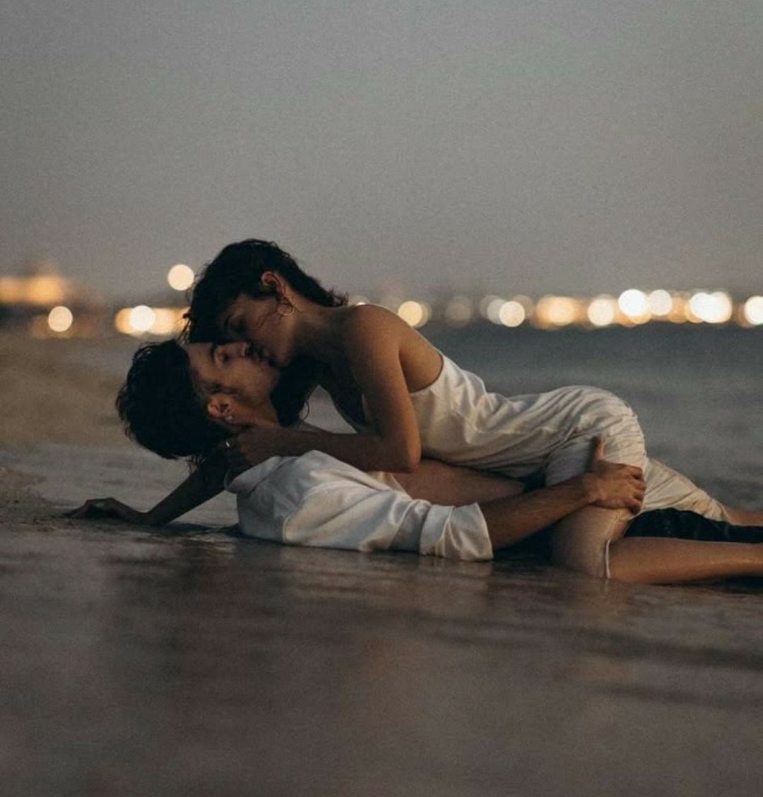 Fantasea777's tweet image. your luscious nectar lips
turn me into a hungry hummingbird
seeking sustenance in your kiss
the seductive fire in your eyes
that could burn down cities
sets all my boundaries aflame
your mellifluous voice is spellbinding
you sultrily speak to me in cursive
capsizing my restraint…