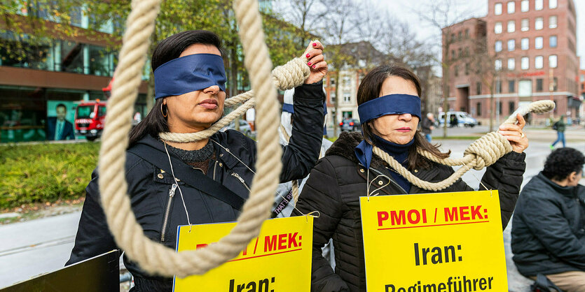 #Iran: Massive Verhaftungs und Hinrichtungswelle – Mindestens 14 Hinrichtungen binnen 7.-9. Juli. Zwei Gefangene in der Öffentlichkeit in Miandoab und Bukan hingerichtet, eine Frau im Gefängnis von Qom hingerichtet.
Urgent Action zur Rettung der zum Tode verurteilten Gefangenen