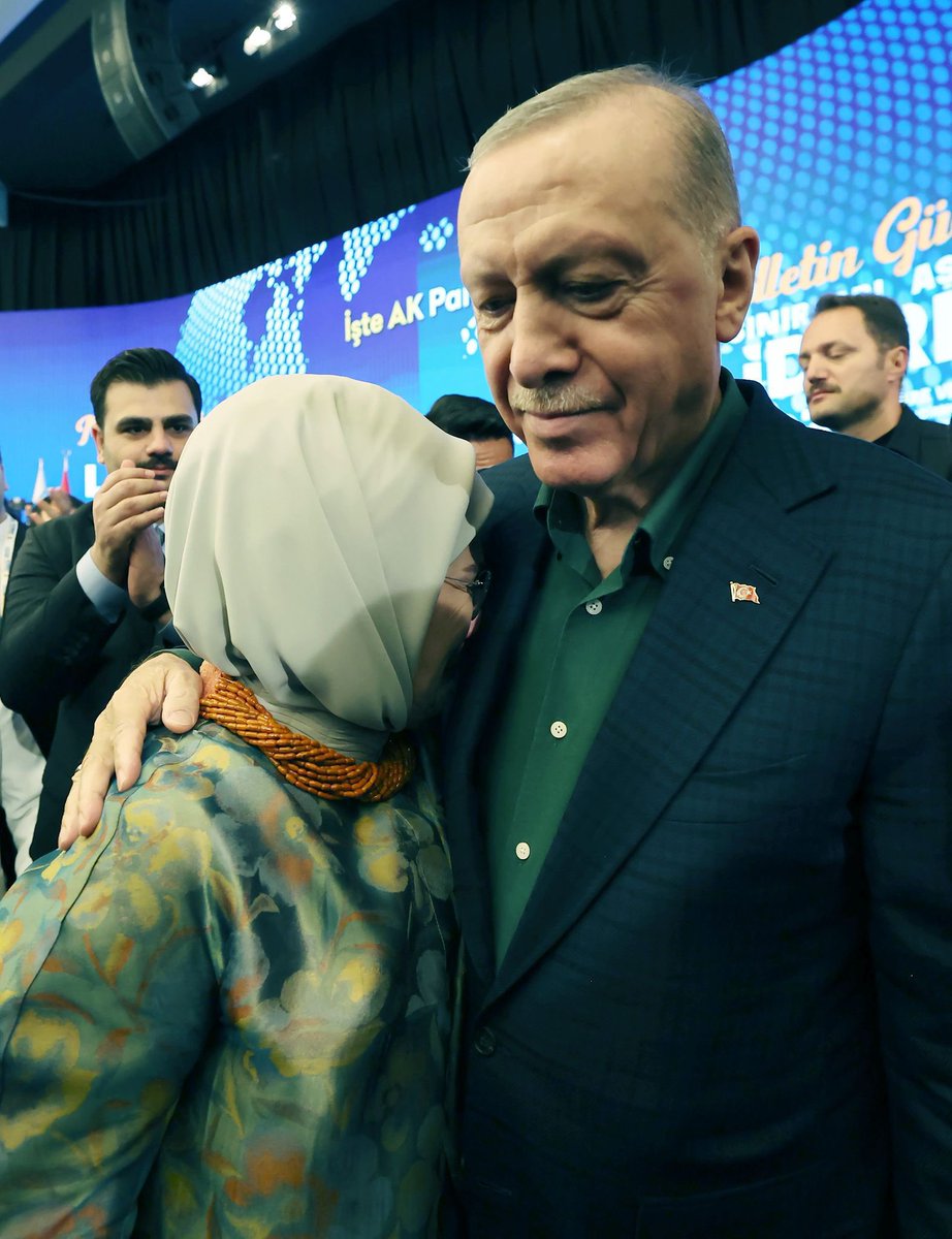 Bu sarılmanın ve gözyaşlarının arkasında, bir milletin 50 yıllık acısı, duası, bekleyişi var.

Bu fotoğraf bir eşin sabrı, bir annenin kalbi ve bir liderin omzunda buluşan bir milletin gözyaşıdır.

Susmayan silahların, dinmeyen ağıtların yerini artık kardeşliğin nefesi, huzurun