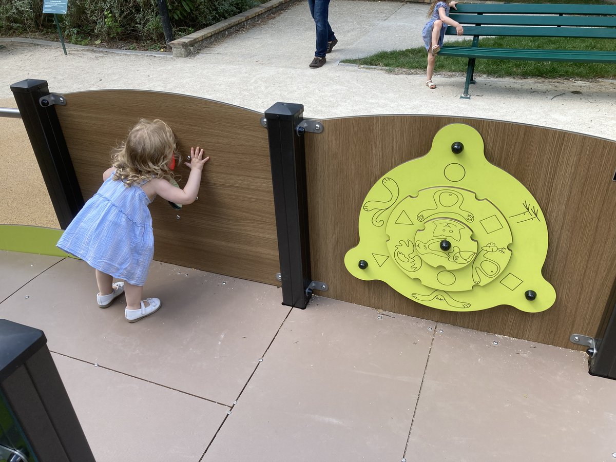 Ce matin nous inaugurions la nouvelle aire de jeux inclusive du #jardin Ilan Halimi à #paris12 : un nouvel espace ludique permettant le "jouer ensemble" en offrant des possibilités de jeux utilisables et accessibles à un large éventail d'enfants, en situation de #handicap ou non,