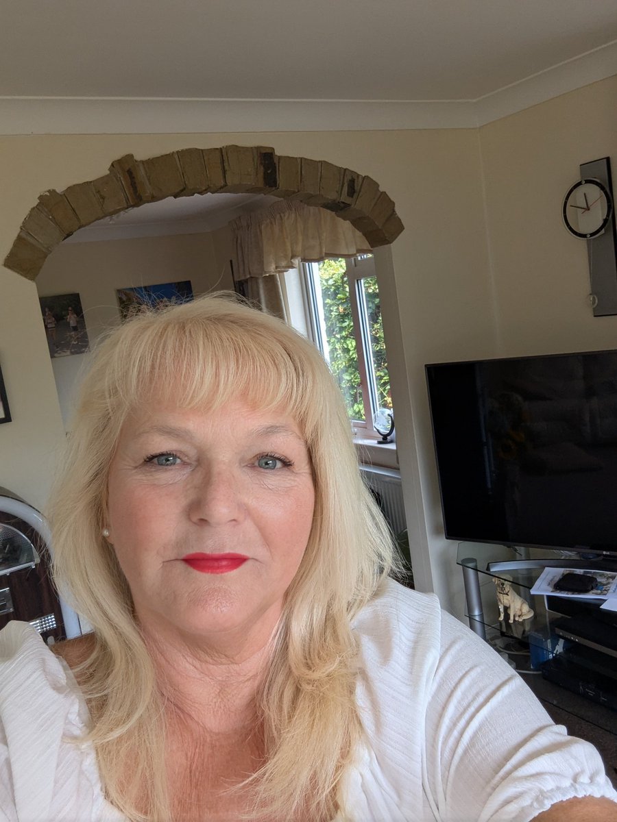 Good afternoon 🌞🌞🌞🌞🌞 going for a swim 👙. Enjoying the sunshine in the UK . Just chilling out.