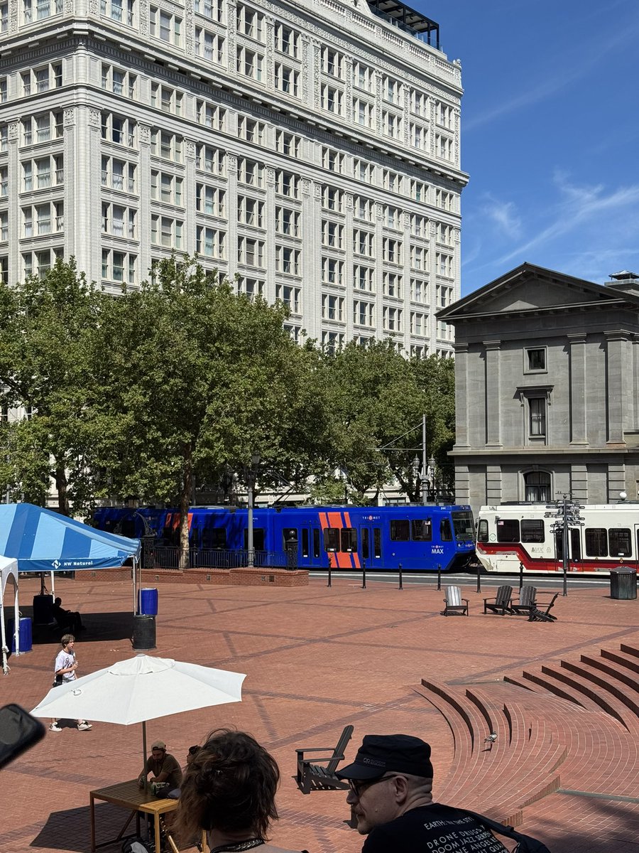 ポートランドが代表的な「ウォーカブル都市」と呼ばれる理由を見てきました

歴史資産も活用した「用途混在」や、建物低層部の店舗配置・ガラス張り・セットフロント等の「人間的スケールの設計」、高木による「木陰づくり」、「LRT活用」など、都市政策から一定の人流・賑わいが誘導されています(1/n)