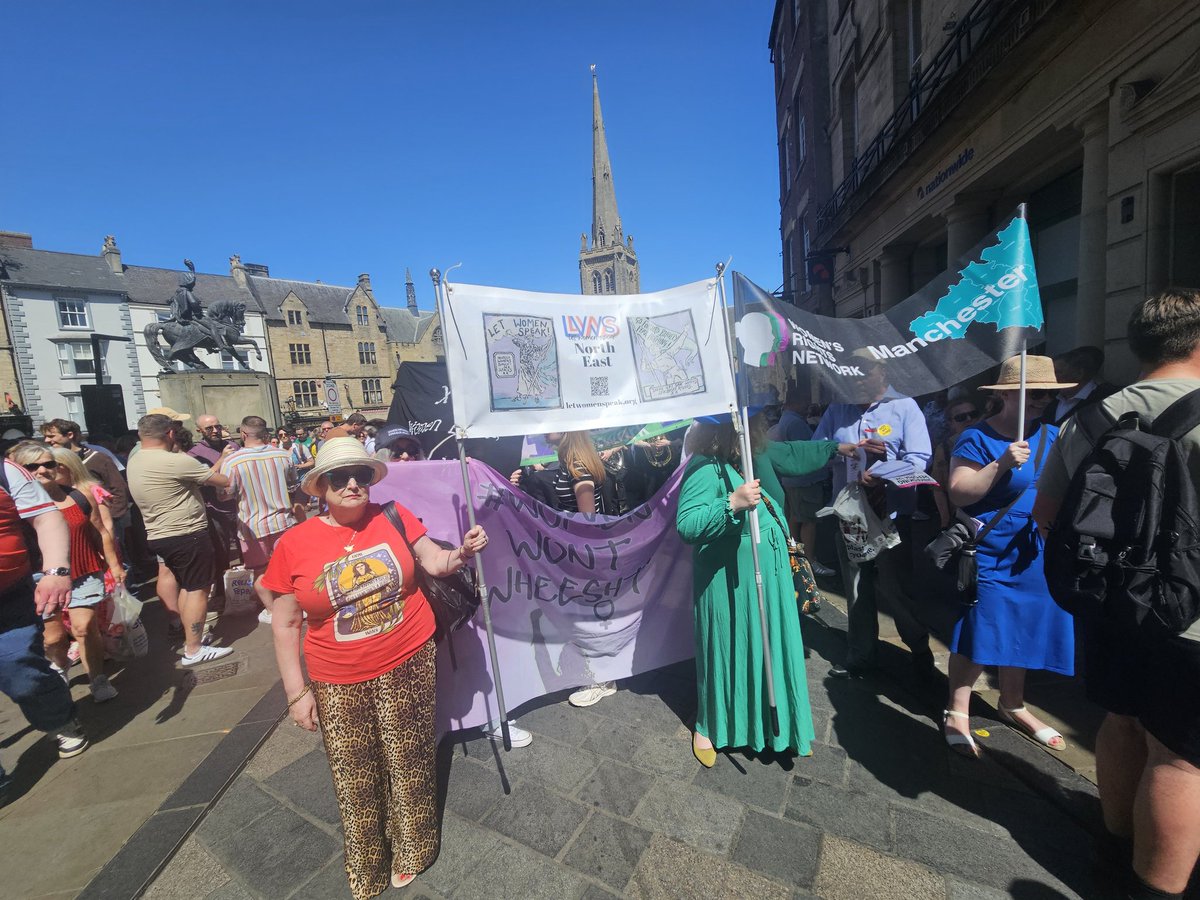 WWWheesht's tweet image. What an amazing response from the crowd at #DurhamMinersGala.
Unfortunately, @jeremycorbyn chose not to applaud our delegation & banners (despite doing so for everyone else) & then left the balcony.
Somewhat surprising (or perhaps not) that Mr Corbyn made his disdain for…