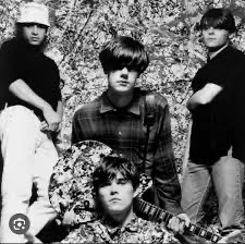 WiJayWhelan's tweet image. heard a debate about the originality of bands wearing slbucket hats yesterday ... just for the record the Mondays & Roses were wearing em back in the 80s 👍😎