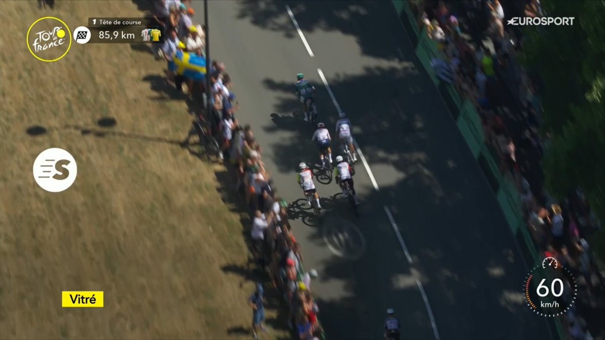 En l'absence d'une échappée, Jonathan Milan passe en tête au sprint intermédiaire à 86km, empochant 20pts. L'Italien a devancé Tim Merlier, Anthony Turgis et Biniam Girmay. Le sprinteur de la Lidl-Trek revient à 14pts de Tadej Pogacar. #TDF2025