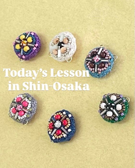 SakulaE's tweet photo. 本日は新大阪レッスンでした🧵
初参加の方を含む5名さまがご参加くださいました🌿
水玉イヤリングやブローチなど、素敵な作品がたくさん完成✨
次回は8/23（土）開催予定
お申込みはプロフのリンクから✉️

#ビーズ刺繍 #刺繍教室 #ハンドメイド  #サクラエンブロイダリー
#刺繍好きさんとつながりたい https://t.co/bo1tR3vldv
