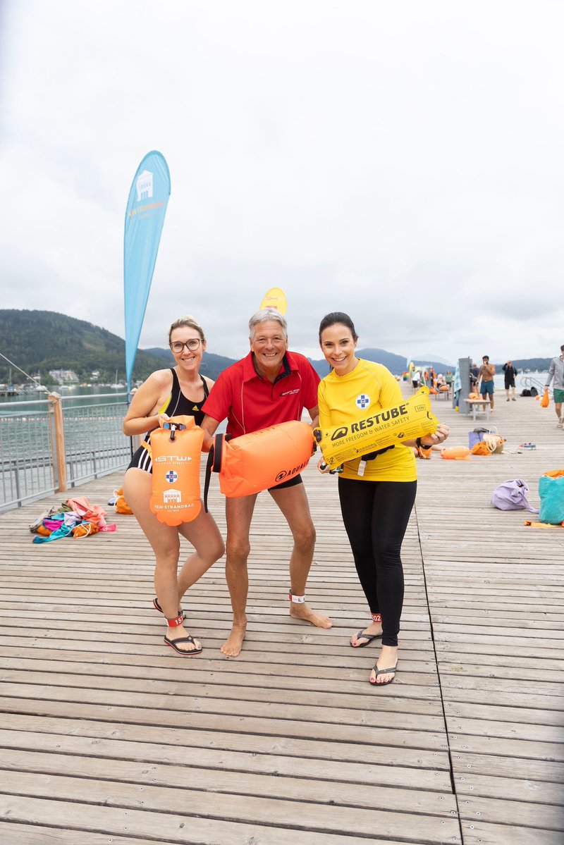 PeterKaiserSP's tweet image. „Schwimmen statt Baden“ hieß es heute wieder am Wörthersee. Über 400 Bewegungsbegeisterte nahmen gemeinsam mit mir die 1,2 KM lange Schwimmstrecke in Angriff - jüngster Teilnehmer7, die älteste Teilnehmerin 80.
Alles Infos 👇
ktn.gv.at/Service/News?n…