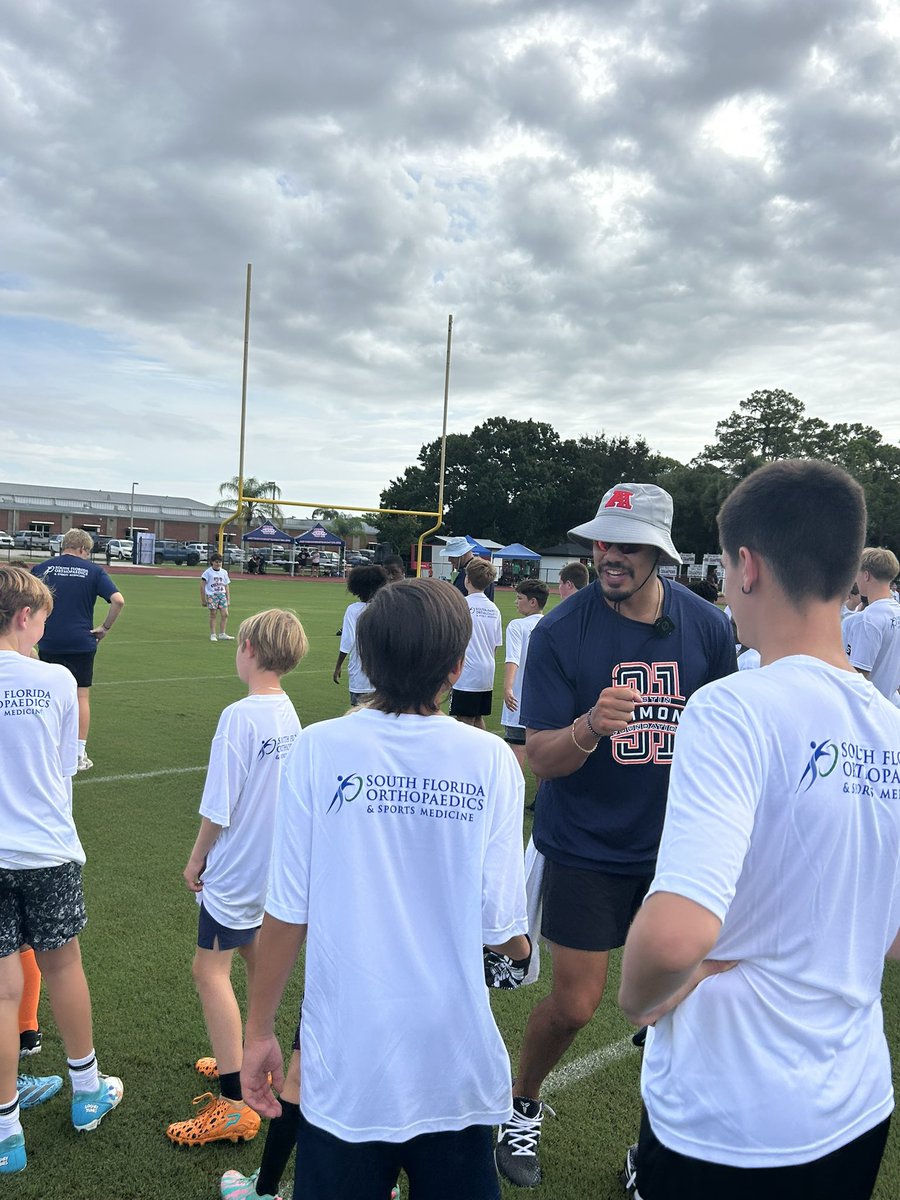 JSFoundation31's tweet image. Kicking off the annual Justin Simmons Football Camp in Stuart, Florida! Every summer @jsimms1119 brings this FREE camp to the kids in his hometown. Special thanks to @coach_blatch for hosting once again!
@PjLocke4 @EBassey21 @fabianmoreau10 @realronalddarby