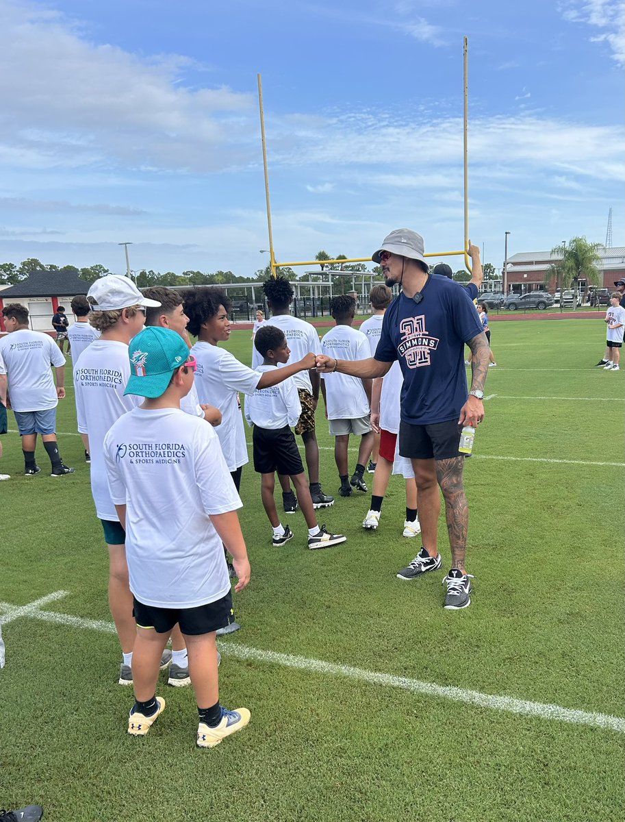 JSFoundation31's tweet image. Kicking off the annual Justin Simmons Football Camp in Stuart, Florida! Every summer @jsimms1119 brings this FREE camp to the kids in his hometown. Special thanks to @coach_blatch for hosting once again!
@PjLocke4 @EBassey21 @fabianmoreau10 @realronalddarby