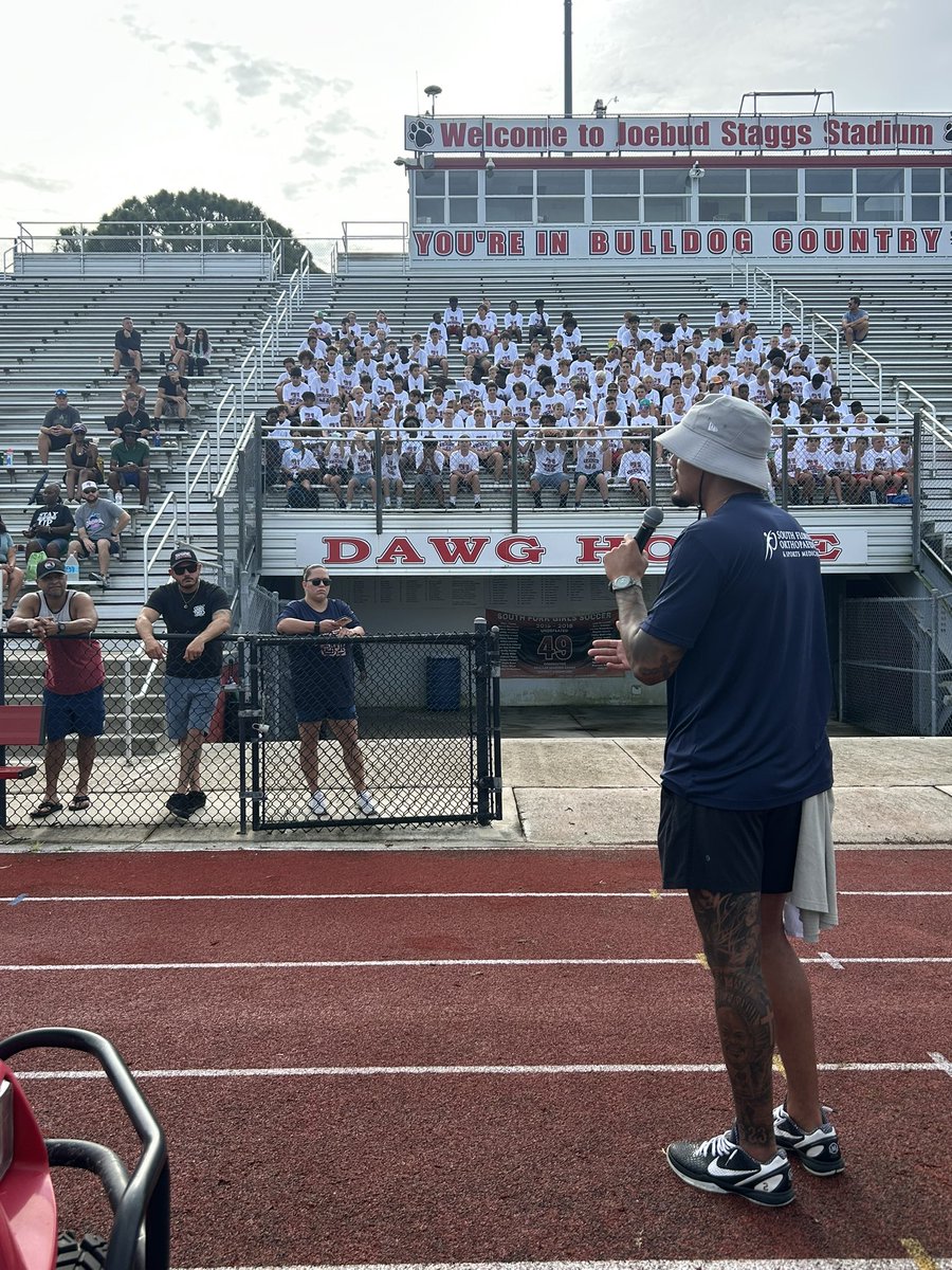 JSFoundation31's tweet image. Kicking off the annual Justin Simmons Football Camp in Stuart, Florida! Every summer @jsimms1119 brings this FREE camp to the kids in his hometown. Special thanks to @coach_blatch for hosting once again!
@PjLocke4 @EBassey21 @fabianmoreau10 @realronalddarby