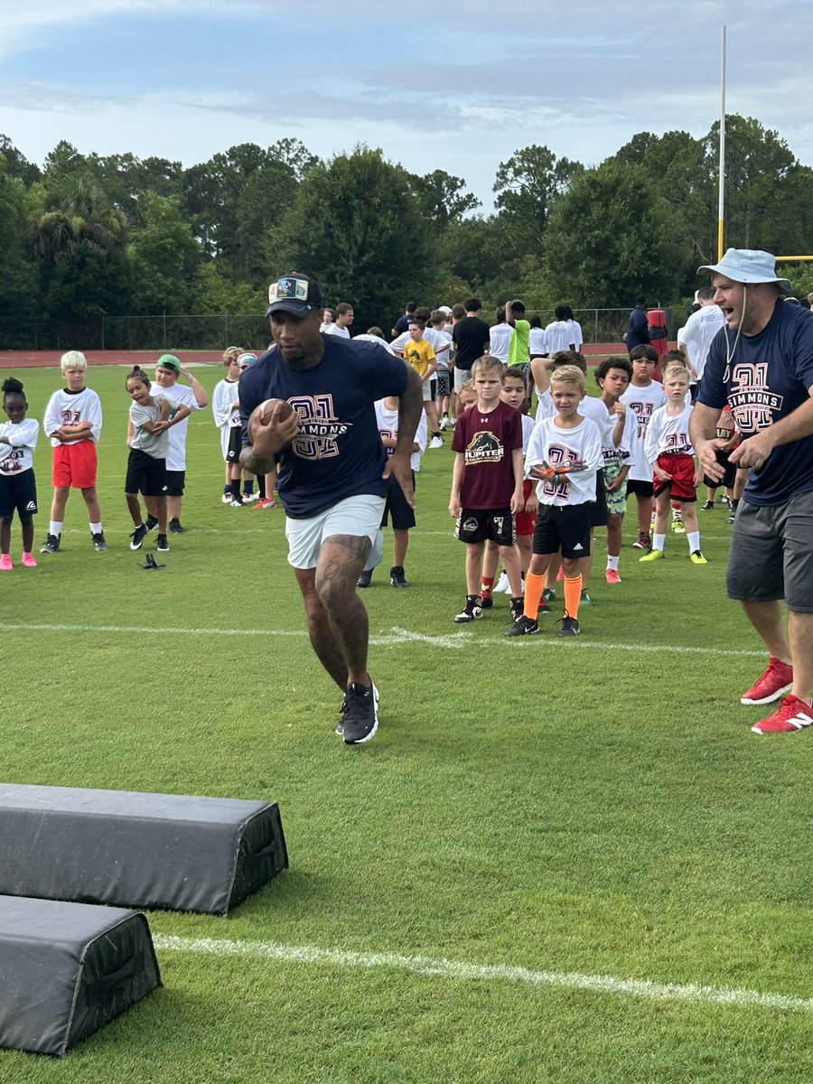 JSFoundation31's tweet image. Kicking off the annual Justin Simmons Football Camp in Stuart, Florida! Every summer @jsimms1119 brings this FREE camp to the kids in his hometown. Special thanks to @coach_blatch for hosting once again!
@PjLocke4 @EBassey21 @fabianmoreau10 @realronalddarby