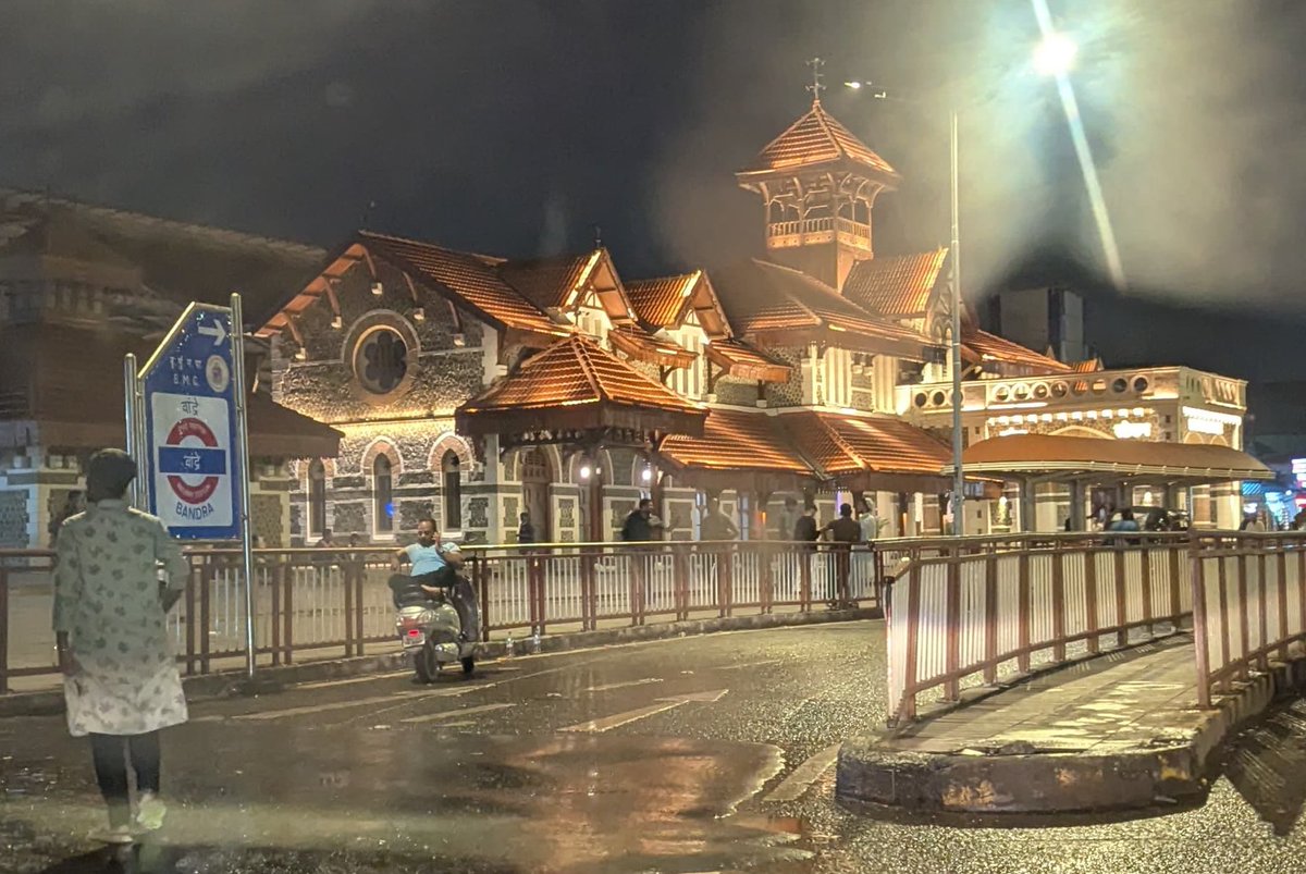 FamiMumbaikar's tweet image. Andheri raaton mein jo sukoon hai, woh din ke shor mein kahaan!

#Midnight #Bandra