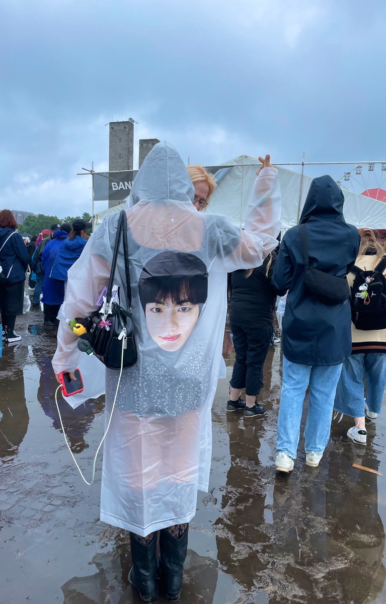 LOOK WHO I SAW IN THE WILD!!!!

(i absolutely love how the whole stadium is filled with armys and fyi i took the pic with her consent)