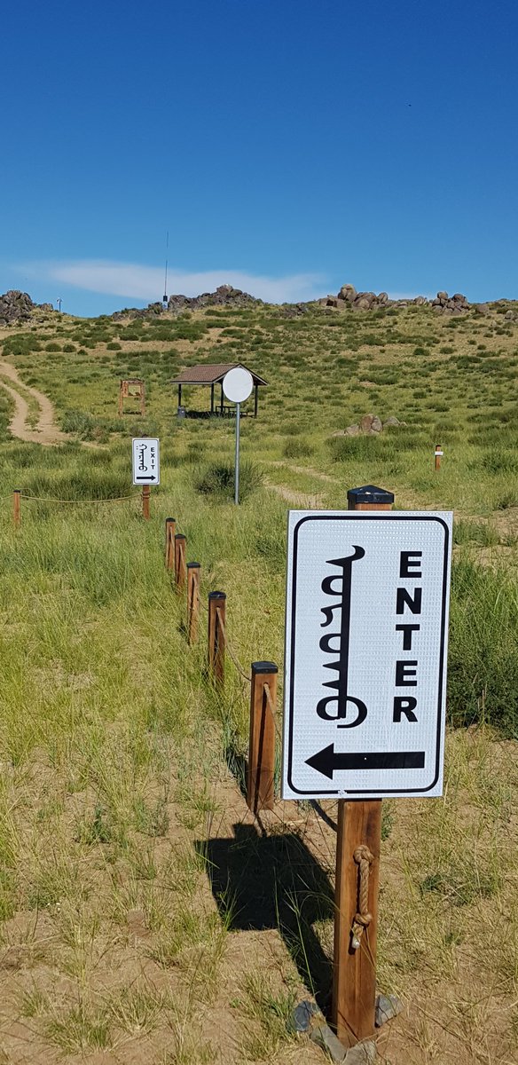 Энэ л байхгүй юу даа. Монгол бичгээрээ, тэгээд англиар бичнэ шүү дээ. Орос кирилл ямар ч хэрэггүй.
Бид бүгдээрээ монгол бичигээ, англи хэлээ хосоор нь хэрэглэдэг байх болтугай.
Кириллгүй Монголын төлөө.