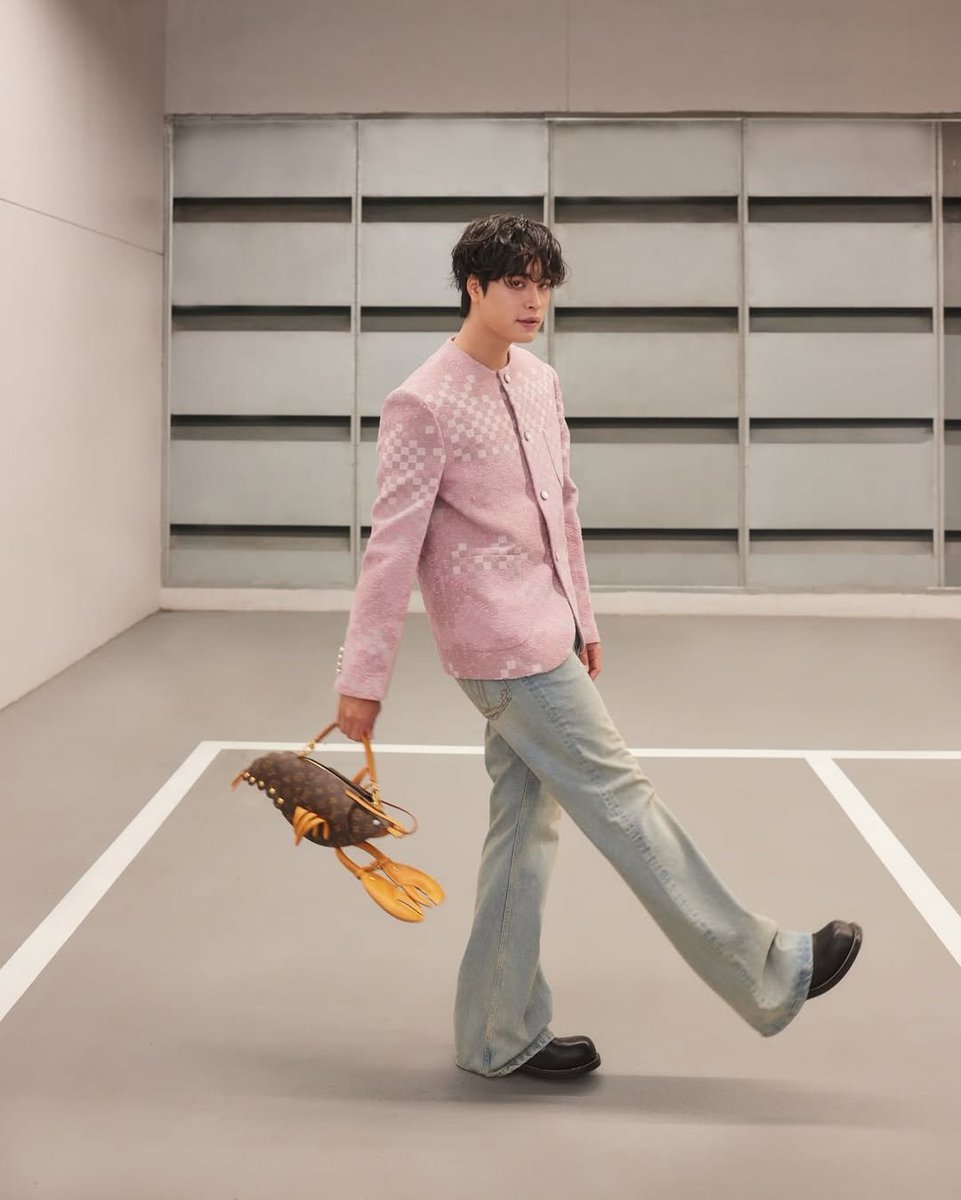 Gemini in LV is like poetry in motion. Simple, soft, perfect.

#LouisVuitton <a href="/LouisVuitton/">Louis Vuitton</a> 
#Gemini_NT #เจมีไนน์ <a href="/gemini_ti/">gemini_nt</a>