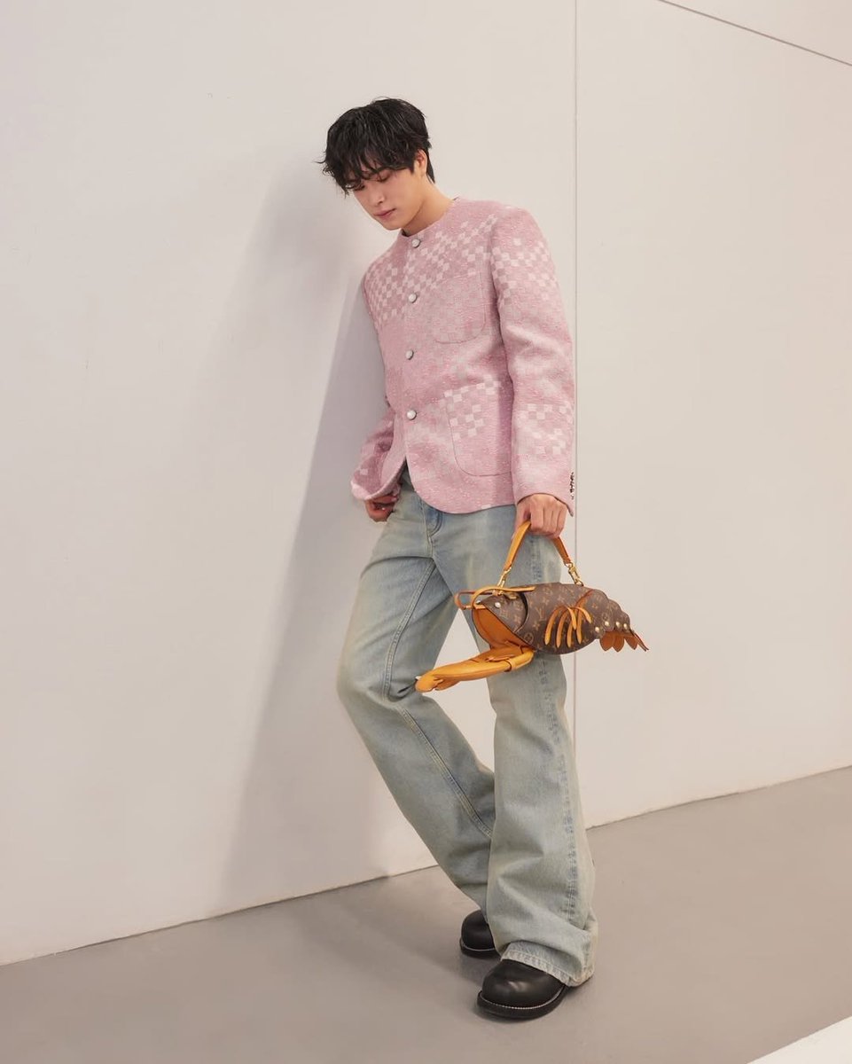This look is quiet, clean, and completely unforgettable.

#LouisVuitton <a href="/LouisVuitton/">Louis Vuitton</a> 
#Gemini_NT #เจมีไนน์ <a href="/gemini_ti/">gemini_nt</a>