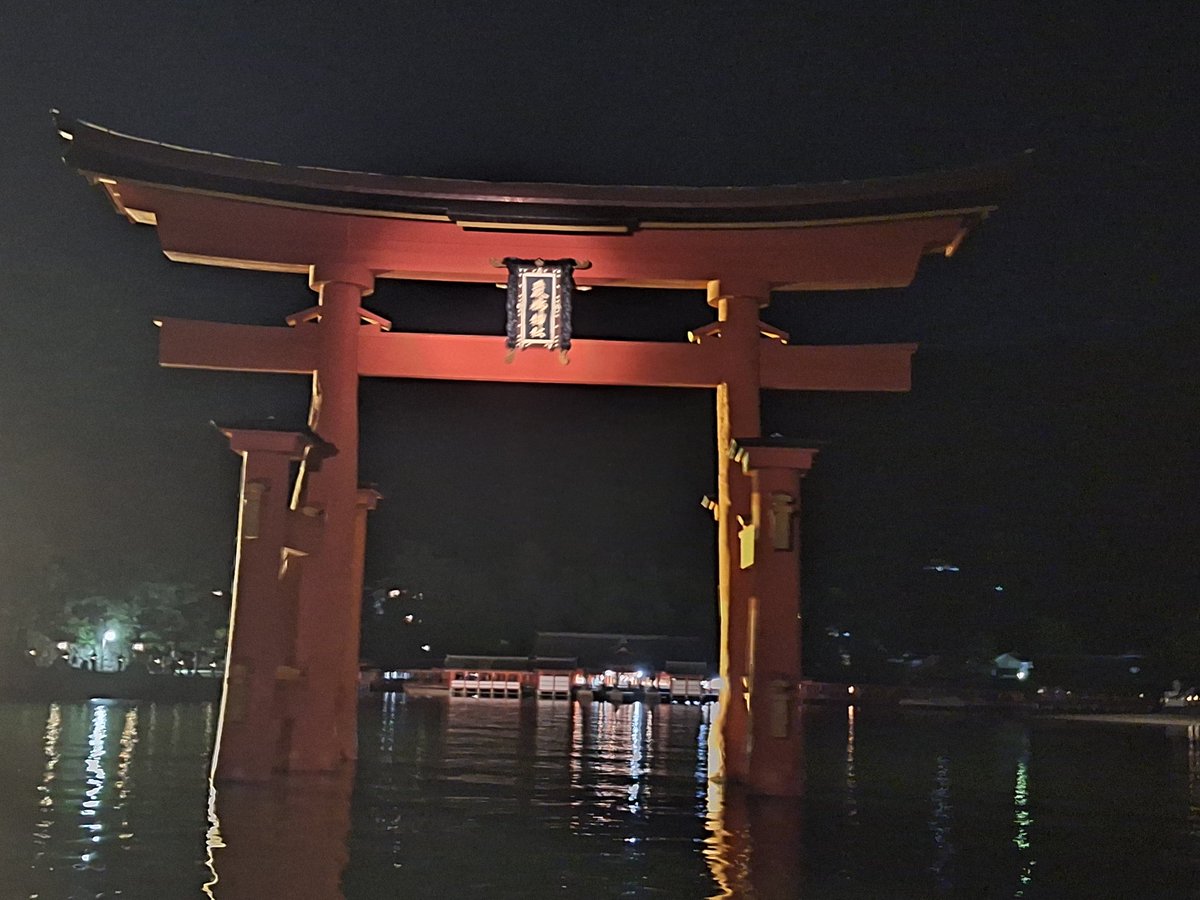 潮干狩り
昼では普通に門の下にいたのに夜になったら海になった‼️