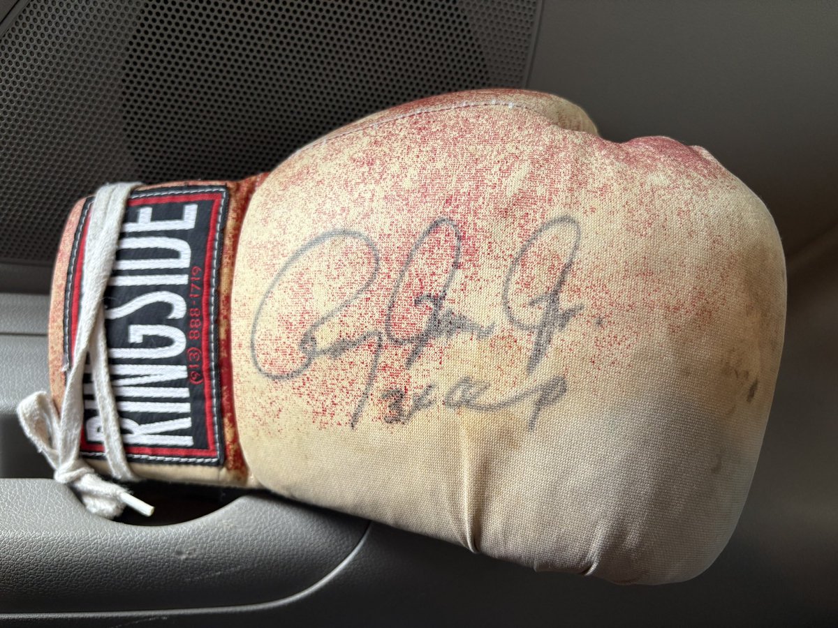 IvanFranco's tweet photo. @RealRoyJonesJr GM champ, got this in Pensacola and was wondering if it’s really your signature. It says “3x champ”, maybe after Del Valle fight?

Have a great weekend! #FuckFloyd https://t.co/5WvCAQQaR9