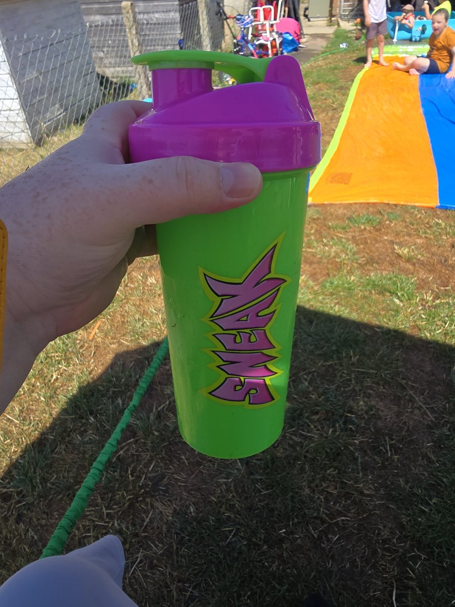 _Like2PlayCatch's tweet photo. Playing lifeguard and spraying the kids with cold water from the hose whilst sipping an ice cold blue raspberry @SneakEnergy couldn't get much better, well maybe game time later with the lads lol @OneLastTimeHQ #1LT https://t.co/MuvJAfqdvR