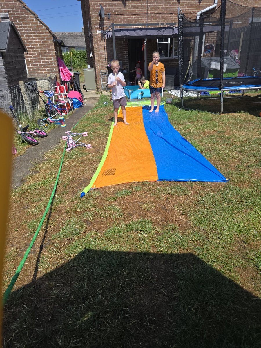 _Like2PlayCatch's tweet photo. Playing lifeguard and spraying the kids with cold water from the hose whilst sipping an ice cold blue raspberry @SneakEnergy couldn't get much better, well maybe game time later with the lads lol @OneLastTimeHQ #1LT https://t.co/MuvJAfqdvR