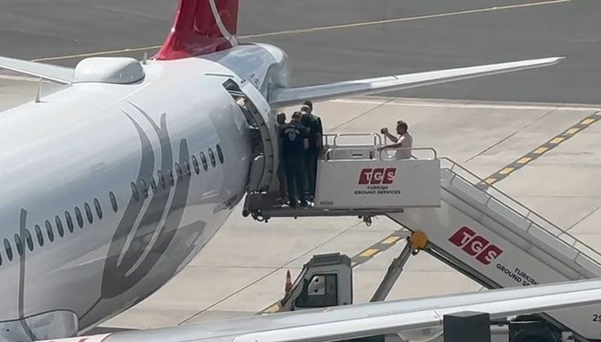 LEMAN DERGİSİ SORUŞTURMASI
Yazı İşleri Müdürü Aslan Özdemir de tutuklandı

ntv.com.tr/turkiye/leman-…

Foto: DHA