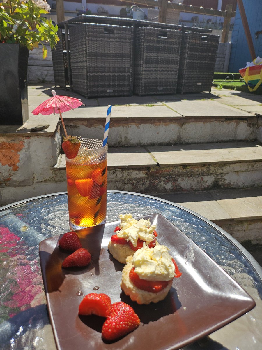 zoemufc's tweet image. Pimms and a scone - something different for a Saturday 😃