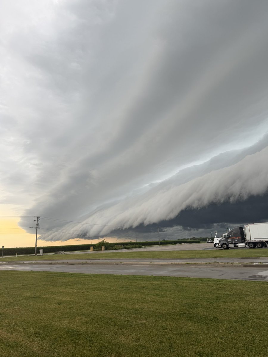 TrevorHasting's tweet image. Absolutely beautiful structure observed in Morning Sun, Iowa and Woodhull, Illinois. 7/11/25
#iawx