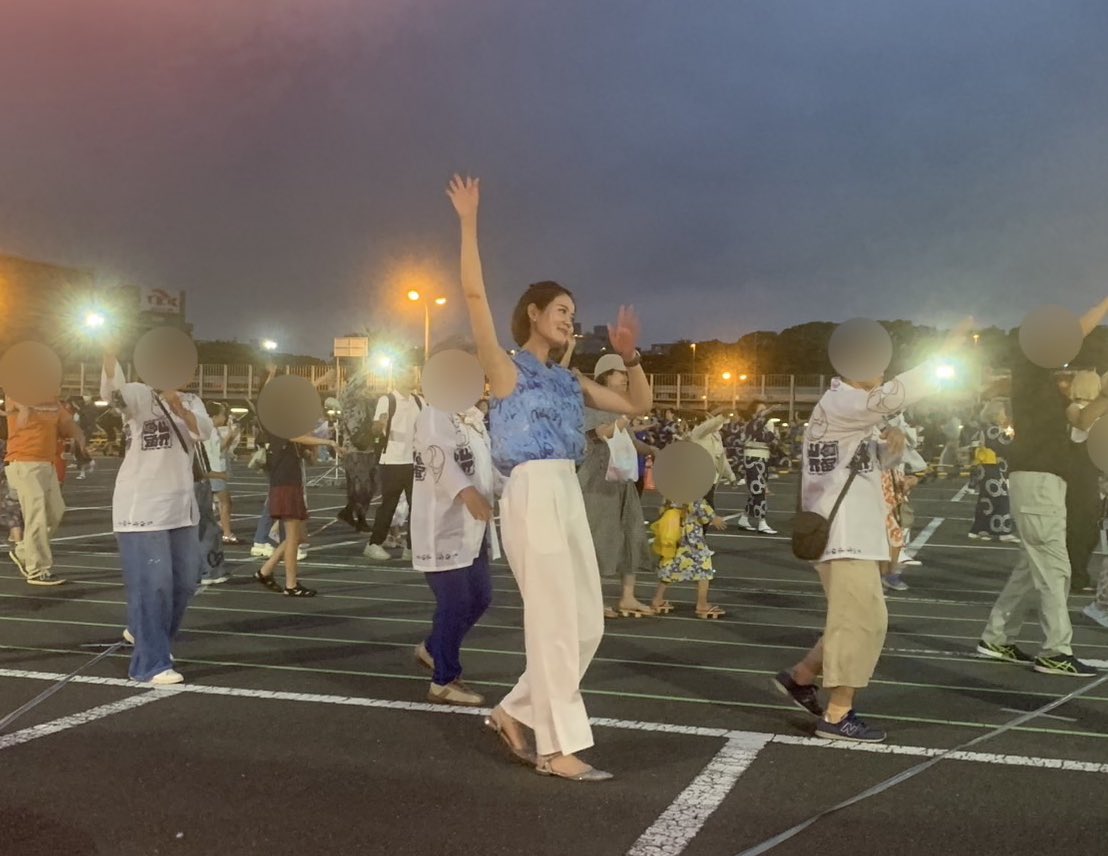 r_shinohara525's tweet image. 今日は大井第一地区の区民祭りへ!
品川音頭もだいぶマスターし、森澤区長のようには上手には踊れないけれど楽しく踊ることができました😆
テント前で岡会長と森澤区長と。地域のお話も伺え、また昨年もこのお祭りでお会いできた皆さんとも再会できて嬉しい時間でした。