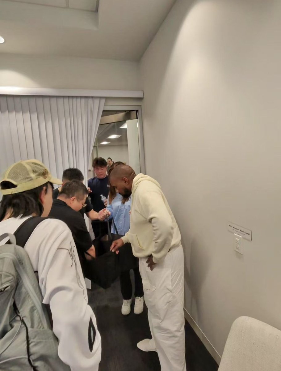 Ye in the backstage playing Nintendo Switch, that's why he was almost an hour late🇨🇳