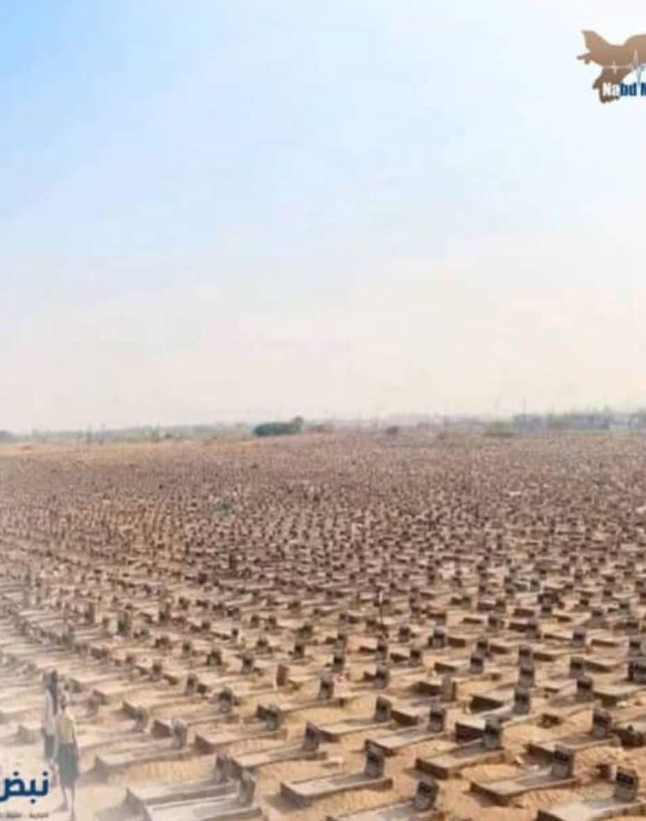 هؤلاء بعض من قتلهم الحوثي وهم من اهل الإسلام 
وسمى من قتلهم مجاهدين 
نسخة لاخوتنا العرب الذين يلمعون الحوثة
جزء من مقبرة مارب