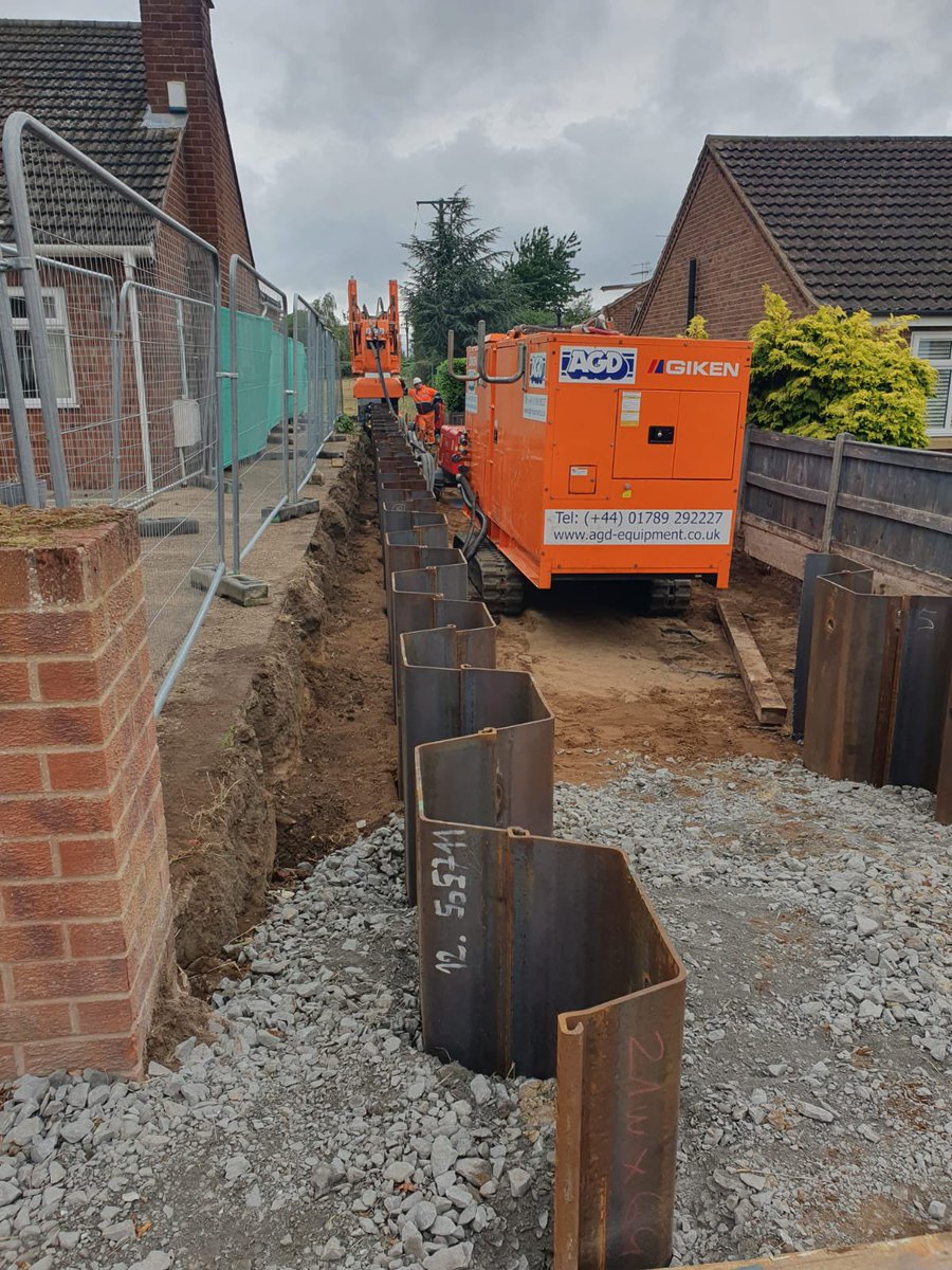 AGDEquipment's tweet image. Multi machine #RestrictedAccess job in Crowle this week for @JNPilingLtd 

One of our #Marchetti Lupa, 65 tons #TelescopicCrawlerCranes is servicing one of our #Giken F201 #SilentPilers installing U profile #SheetPiles
