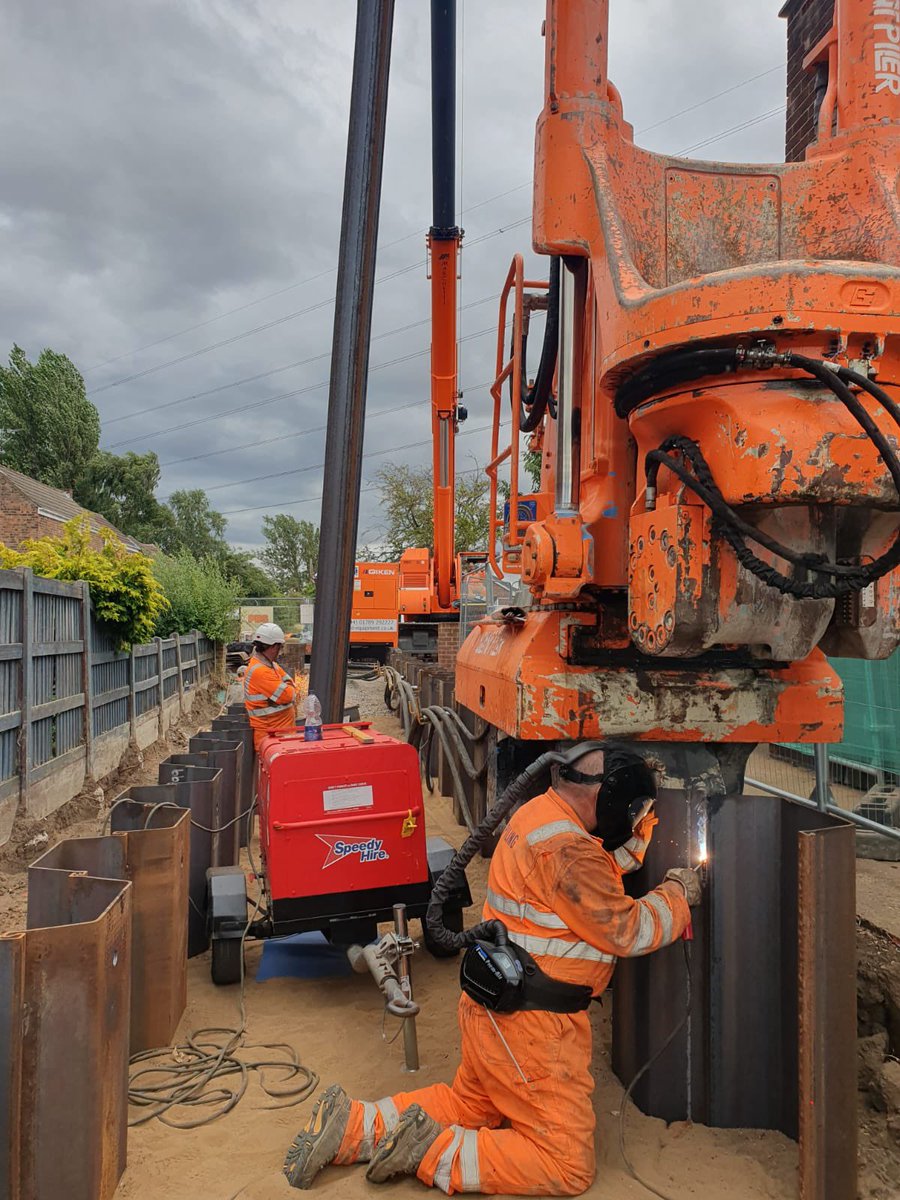AGDEquipment's tweet image. Multi machine #RestrictedAccess job in Crowle this week for @JNPilingLtd 

One of our #Marchetti Lupa, 65 tons #TelescopicCrawlerCranes is servicing one of our #Giken F201 #SilentPilers installing U profile #SheetPiles