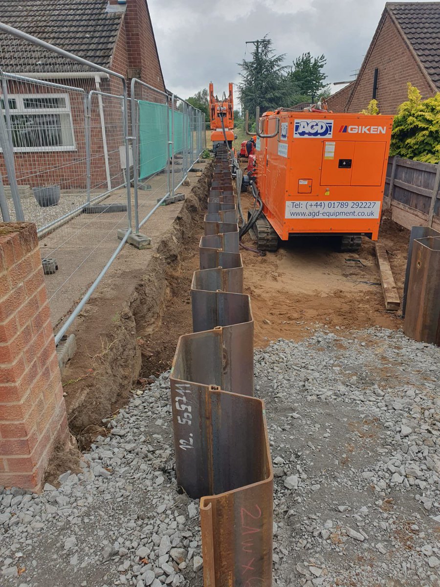 AGDEquipment's tweet image. Multi machine #RestrictedAccess job in Crowle this week for @JNPilingLtd 

One of our #Marchetti Lupa, 65 tons #TelescopicCrawlerCranes is servicing one of our #Giken F201 #SilentPilers installing U profile #SheetPiles