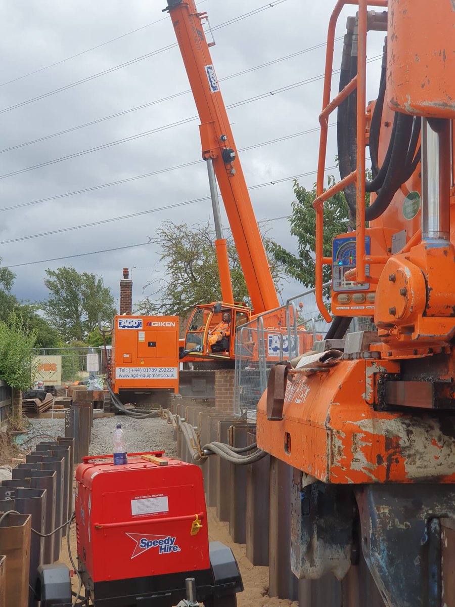 AGDEquipment's tweet image. Multi machine #RestrictedAccess job in Crowle this week for @JNPilingLtd 

One of our #Marchetti Lupa, 65 tons #TelescopicCrawlerCranes is servicing one of our #Giken F201 #SilentPilers installing U profile #SheetPiles