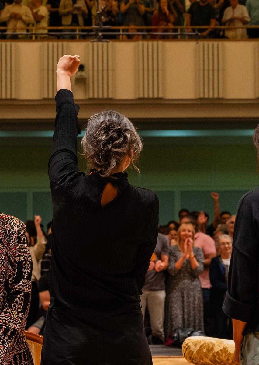 «  Mes détracteurs n’en reviennent pas : je ne suis payée par personne pour mon travail sur la Palestine, même pas par les Nations-Unies. Les Rapporteurs Spéciaux servent pro bono. 

Et je prends beaucoup de plaisir à faire ce que je fais, vous savez pourquoi ? Parce que je